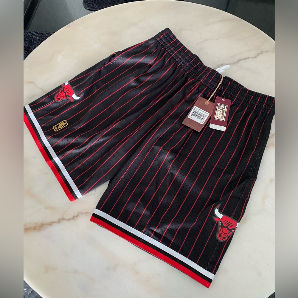 New Vtg Mitchell & Ness 96-97 Chicago Bulls Shorts
